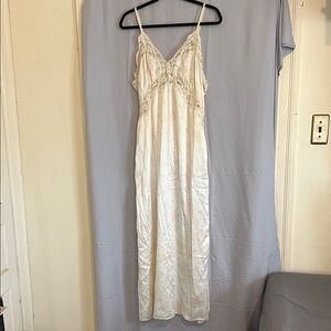 Vanity Fair Ivory Lace Trim Chemise
